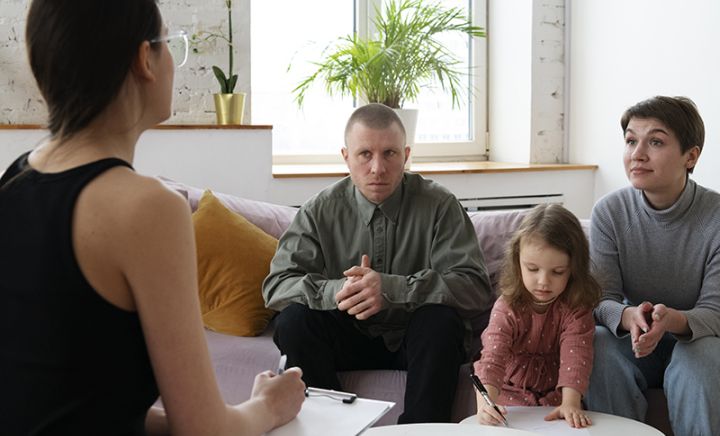 Parents kid doing therapy